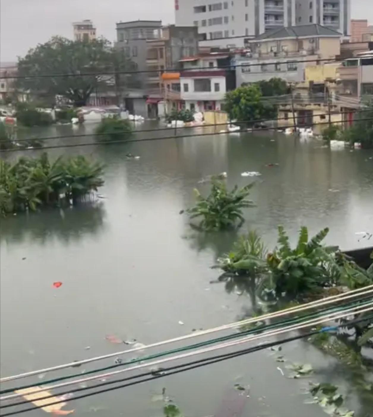揪心！广东汕尾暴雨致河水漫堤，民房被淹近3米，村民被困二楼，救援进行中……6