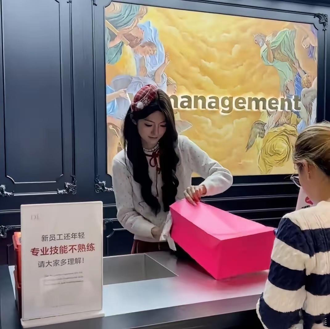 胖东来的收银员颜值高，这事儿在许昌本地早就不是秘密了。真不是胖东来招聘时故意卡颜