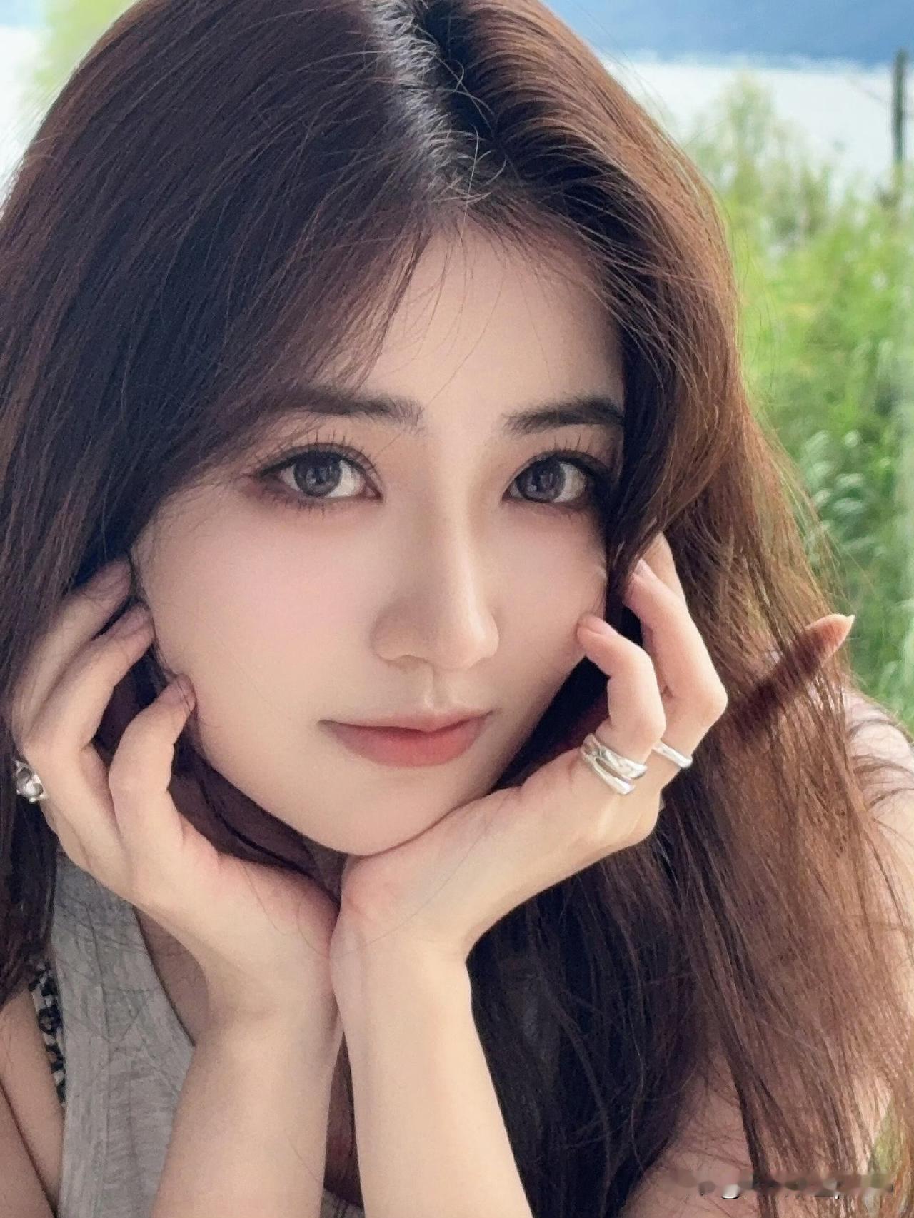 徐璐真的是那种越看越有味道的方脸大美女！这个波浪长发配灰色工字背心长裙简直绝了