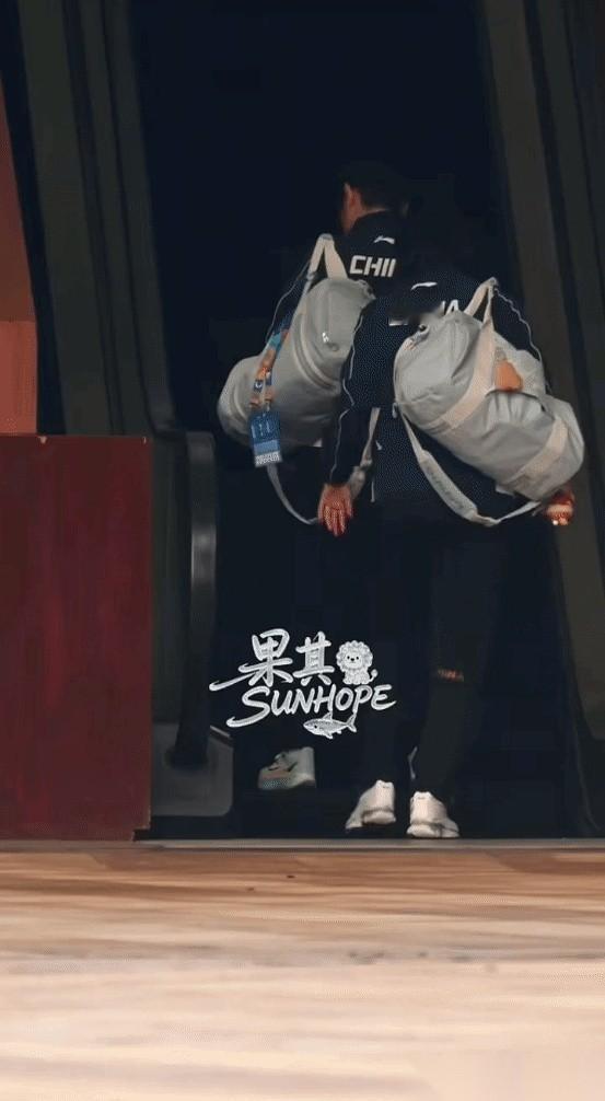 孙颖莎2月4号出发上训，很多人镜头里都觉得缺了点什么。那个总跟在后面，默默拎着