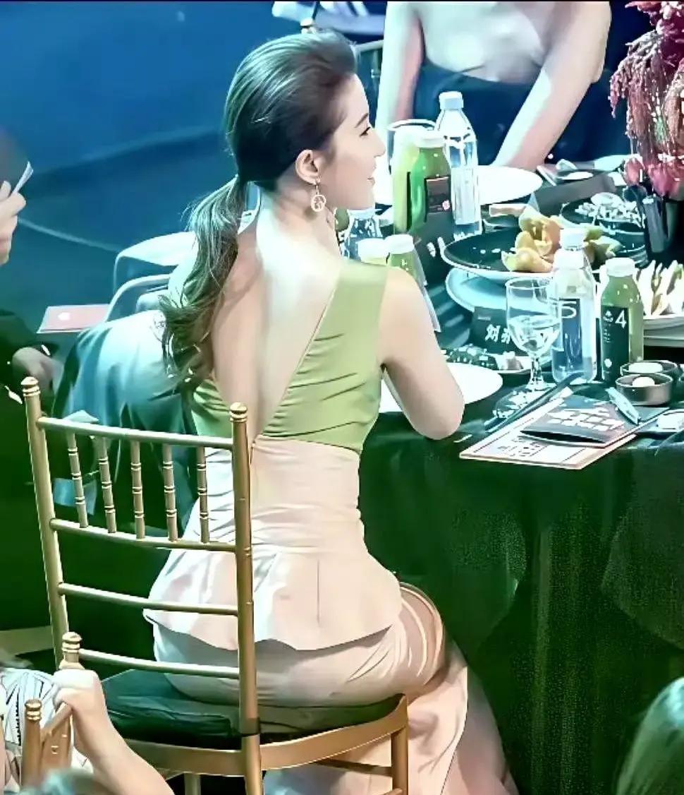 剧组造型师说漏嘴：现在90%的艺人，头发都是“假的”。那天跟一个干了十五年的古