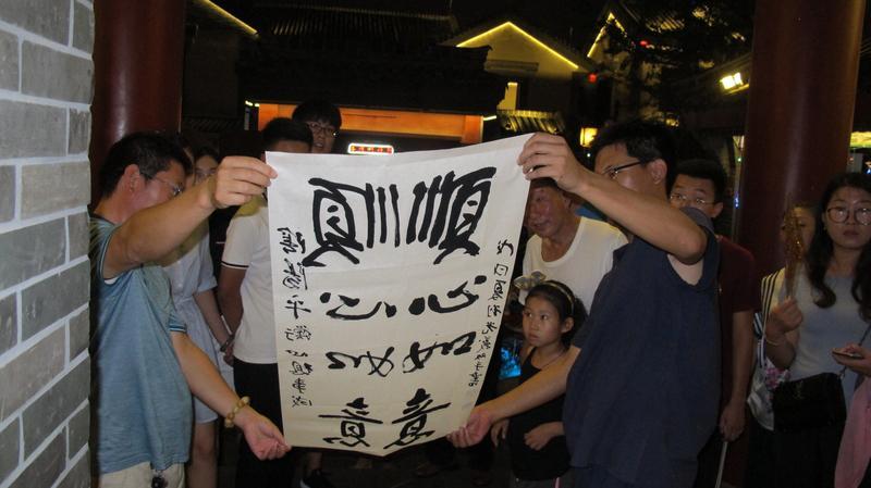 家庭沟通是门学问，想要建立良好的沟通关系，得讲究方法。认真倾听很关键。家人说话