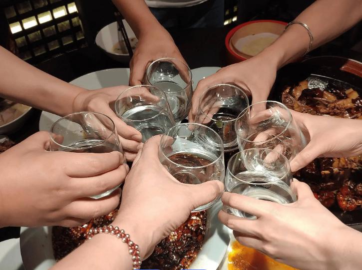 “离了个大谱！”近日，浙江杭州，一男子喝酒时，感觉喉咙疼得厉害，急忙跑到厕所呕吐