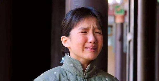 1912年，张作霖用马鞭狠抽张学良，夫人们纷纷跪倒为其求情，张作霖一瞪：“谁敢求