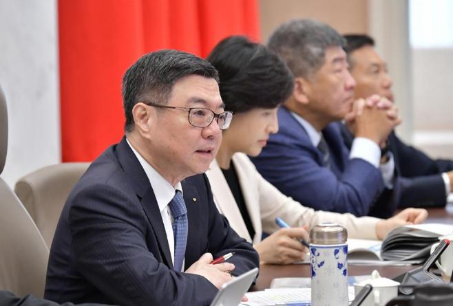 台当局突然宣布，12月26日，台当局宣布，即日起要通过《两岸人民关系条例》修