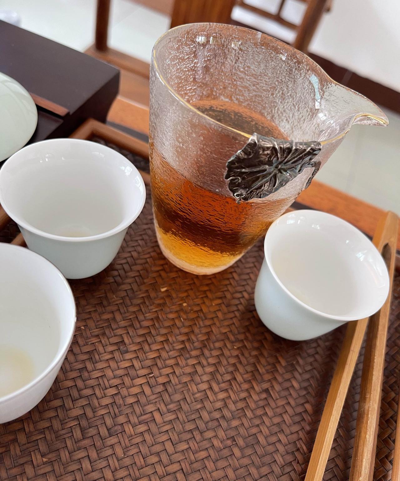 北方茶叶跟南方不一样，北方茶叶长得跟北方人一样粗枝大叶，粗胳膊粗腿的也抗冲泡，水