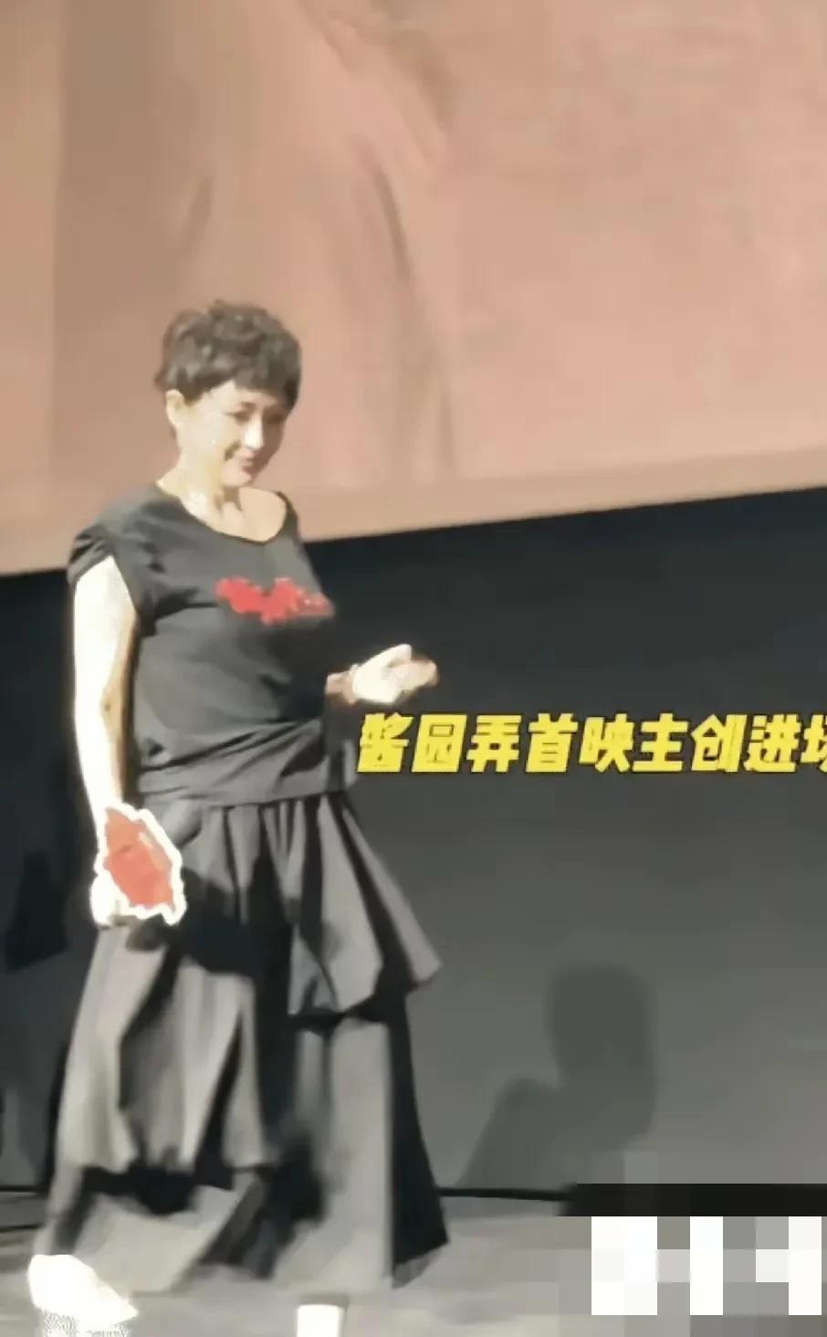 发现没有，章子怡这一次的造型像不像一个广场舞大妈？麒麟臂，水桶腰，剪大一圈的衣