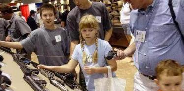 明明近4亿支枪在手，美国人造反为啥比登天还难？说白了，美国人手上的枪就是看着唬人