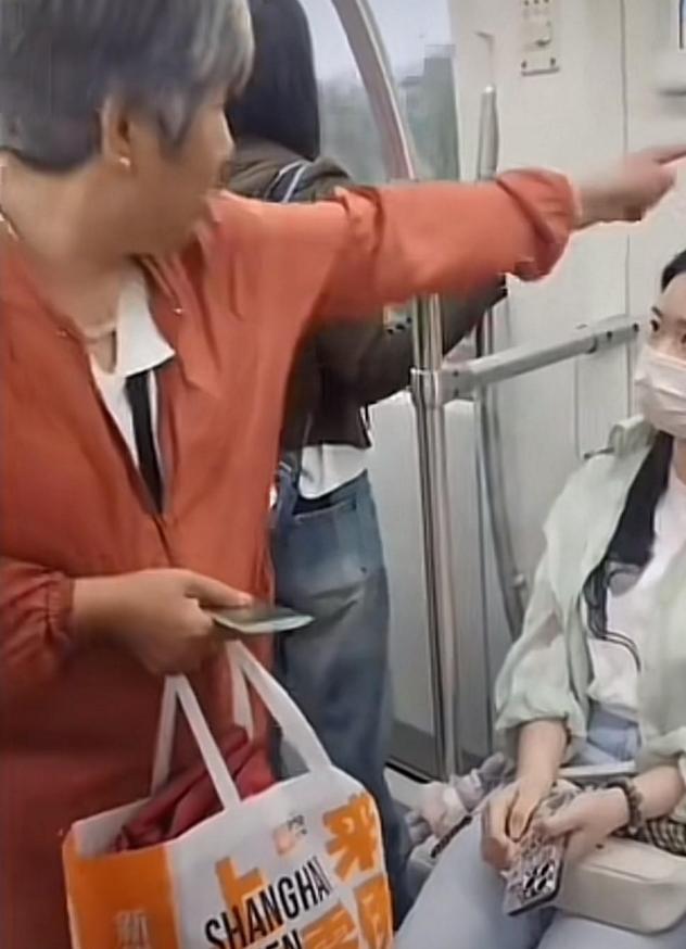 “别碰我，别压着我！”年轻女子气愤地喊了出来。事情发生在最近的地铁上，一