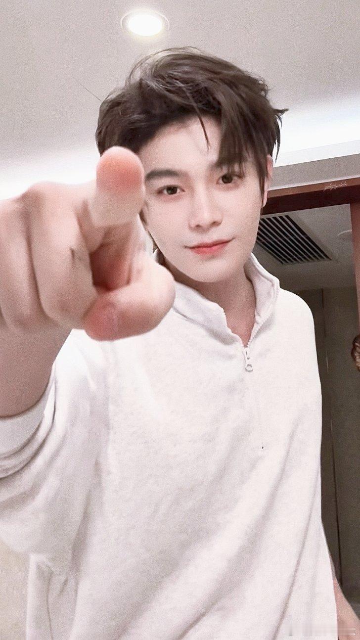 丁禹兮腾讯星光大赏dyx丁禹兮星光大赏官宣照你的名字，是我读过最短的情诗，我