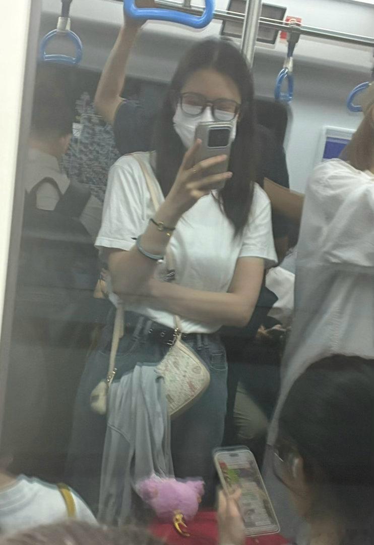 我突然发现，北京地铁的穿搭真相就是：谁穿鲜艳谁尴尬。放眼望去，整个车厢十个人里有