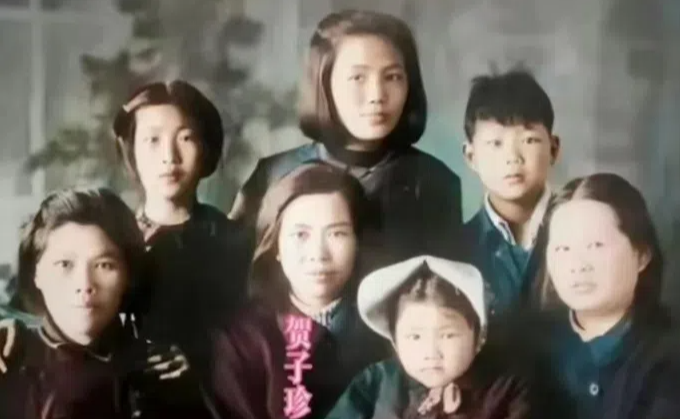 1991年5月14日早上，江青趁护士离开之际，用几条手帕绑在一起，吊死在卫生间里
