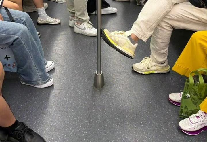终于弄明白了为什么穿凉鞋的人越来越少了。不是天气不热了，也不是大家不喜欢凉鞋了