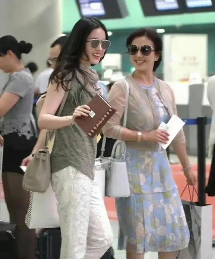 机场惊现神仙母女！37岁刘亦菲与65岁妈妈同框，妈妈气质优雅，丰腴身姿尽显熟女魅