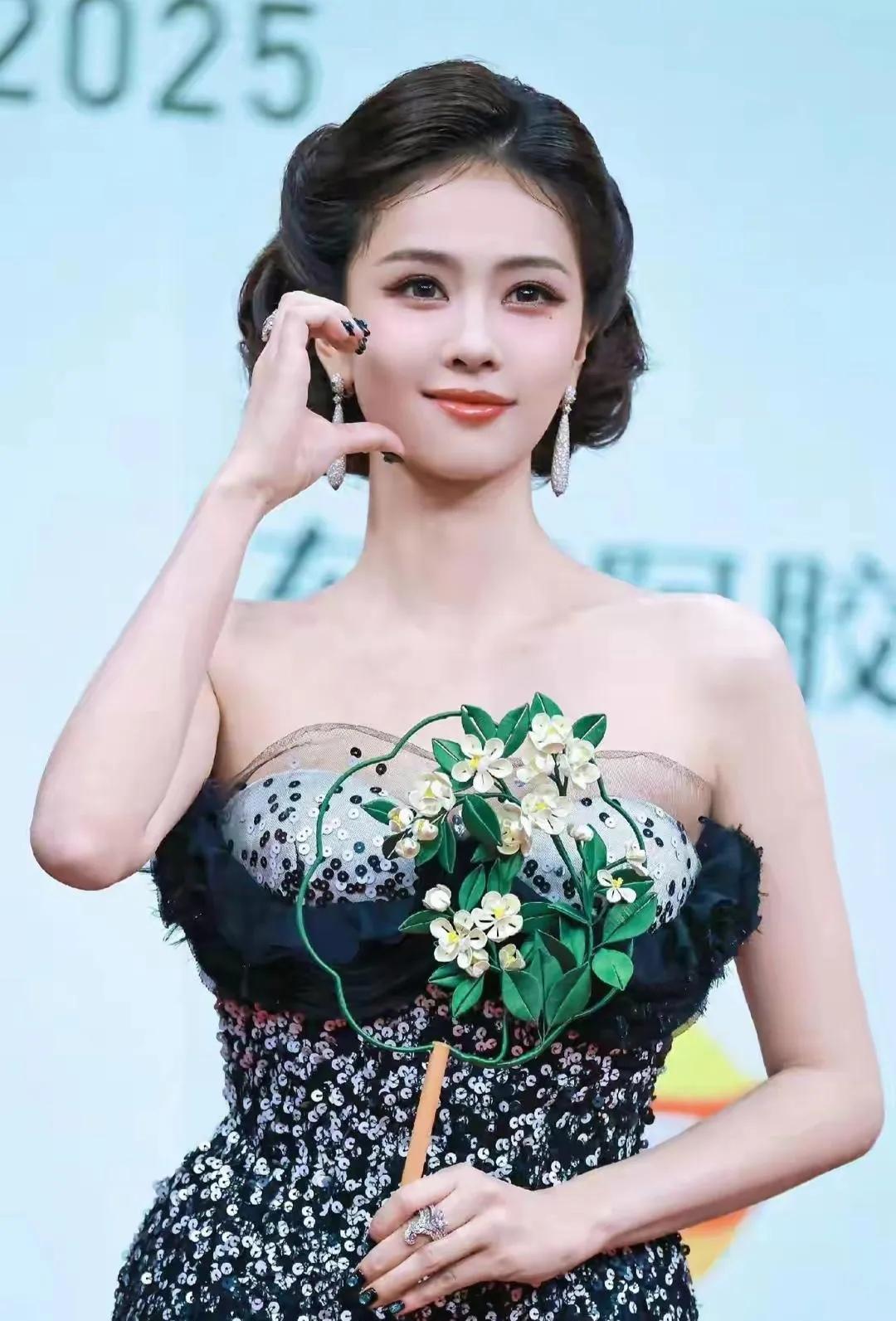 白鹿星光大赏造型美到心巴上白鹿亮相腾讯视频星光大赏的造型直接封神！一袭黑底