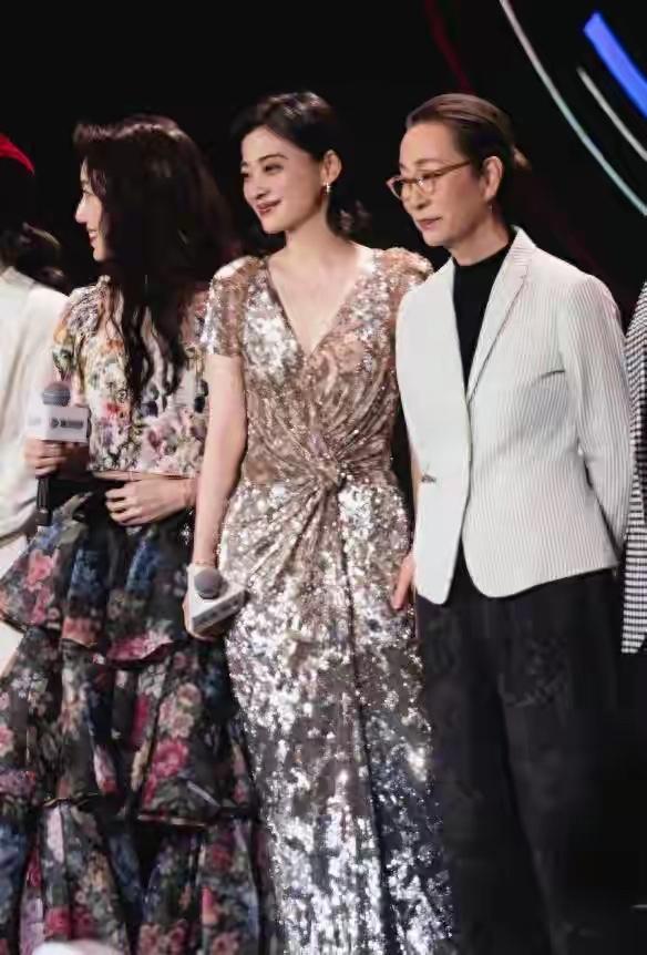 梅婷这次的发型告别了很多中年女性偏爱的长发，她直接剪掉了长发所有拖沓感，选择了长