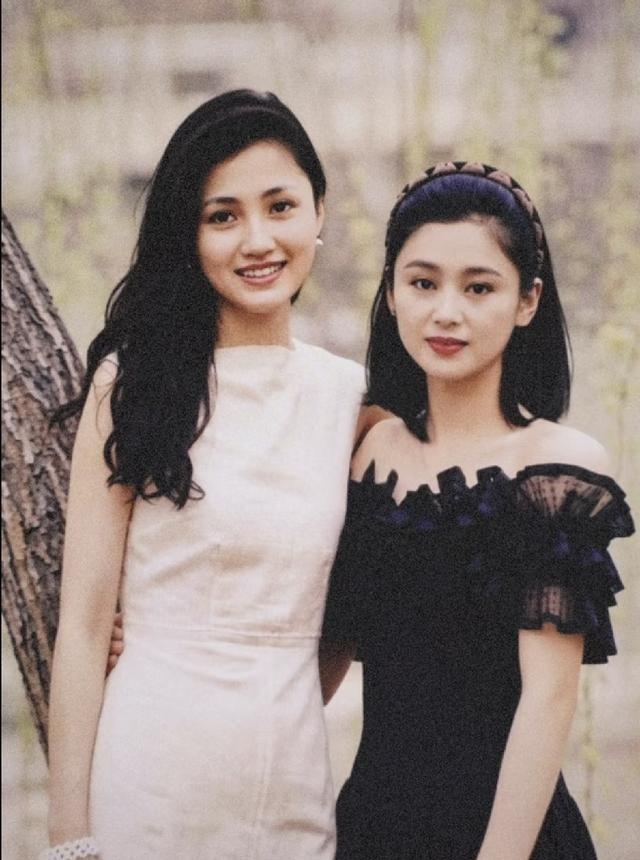 刷到林芳兵和陈红91年的合照，26岁的林芳兵穿浅色无袖裙，23岁的陈红穿黑色露肩