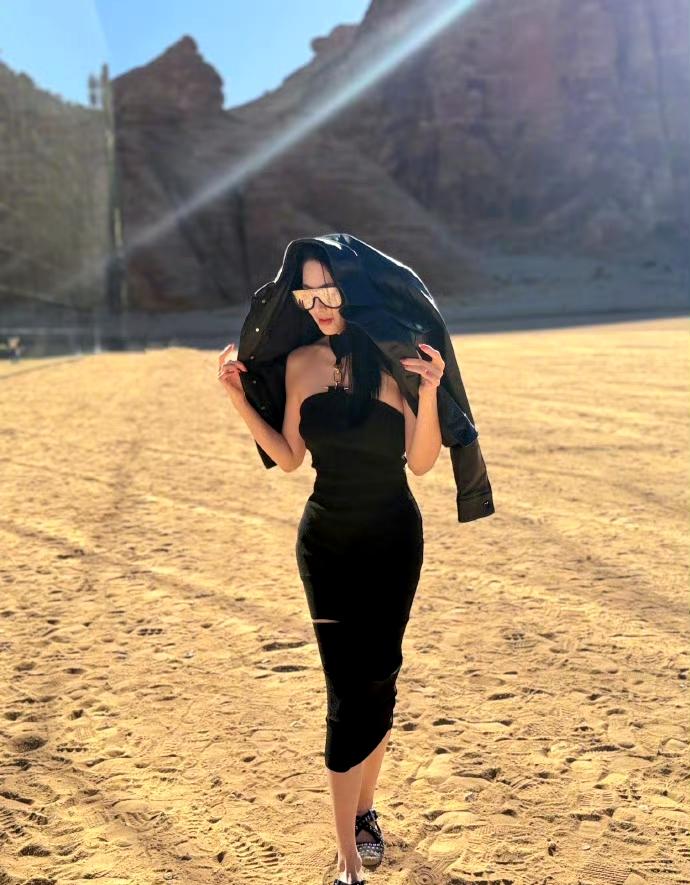 张雨绮黑裙腰臀比杀疯了！黑长直造型撩到心巴上救命！张雨绮这波造型直接鲨疯了