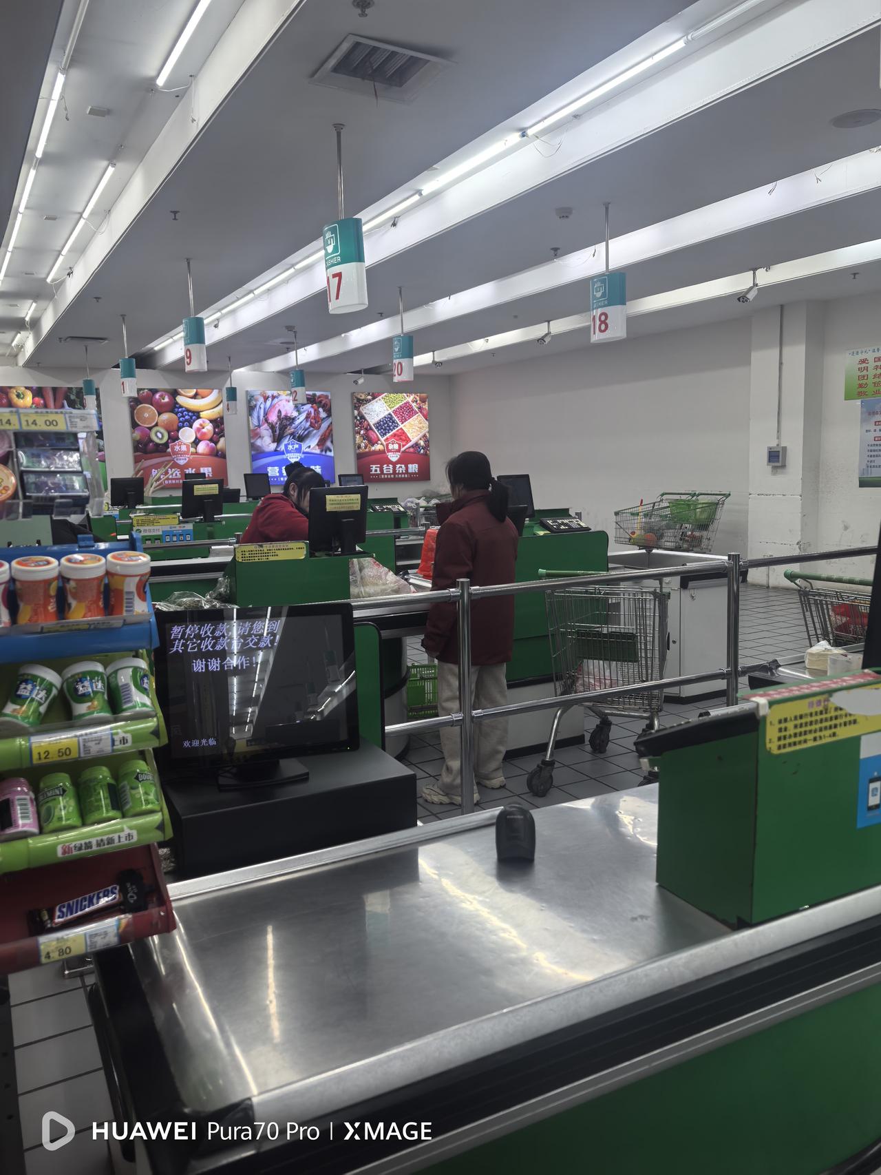 人的素质果然跟年龄没关系，在超市门口目睹的不和谐的一幕，再次验证了我的这一判断。