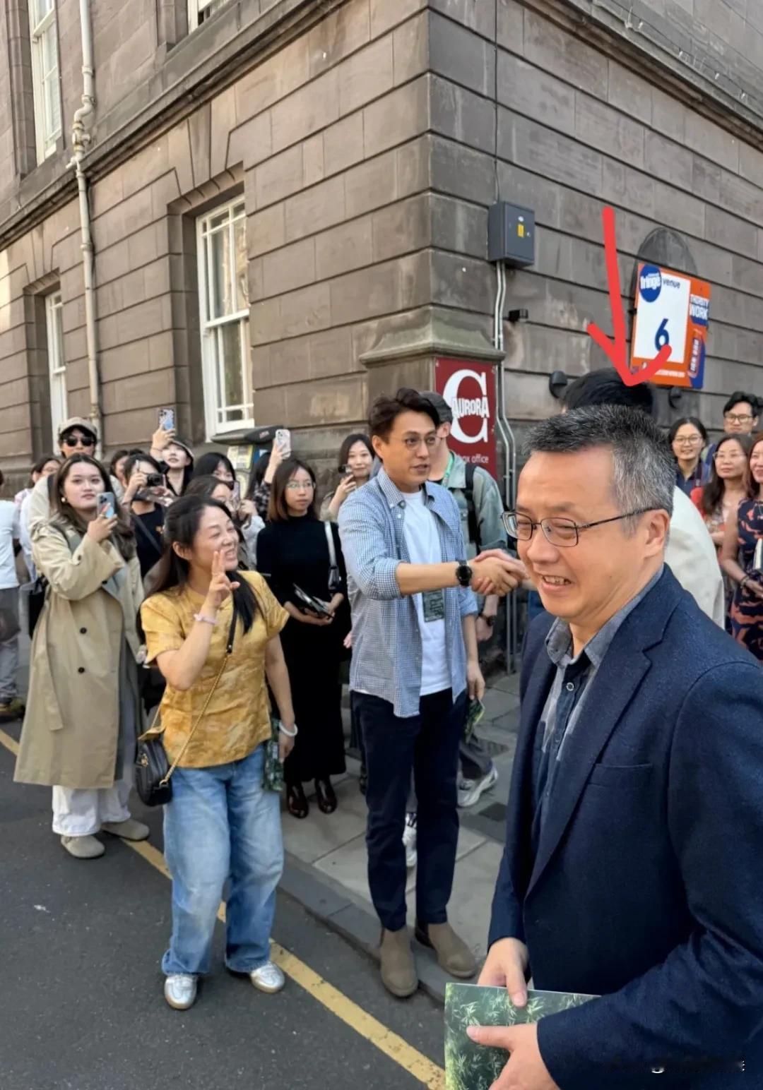 靳东现在的排面可真大呀！8月12日，靳东现身爱丁堡，参加话剧《广陵绝响》的研学