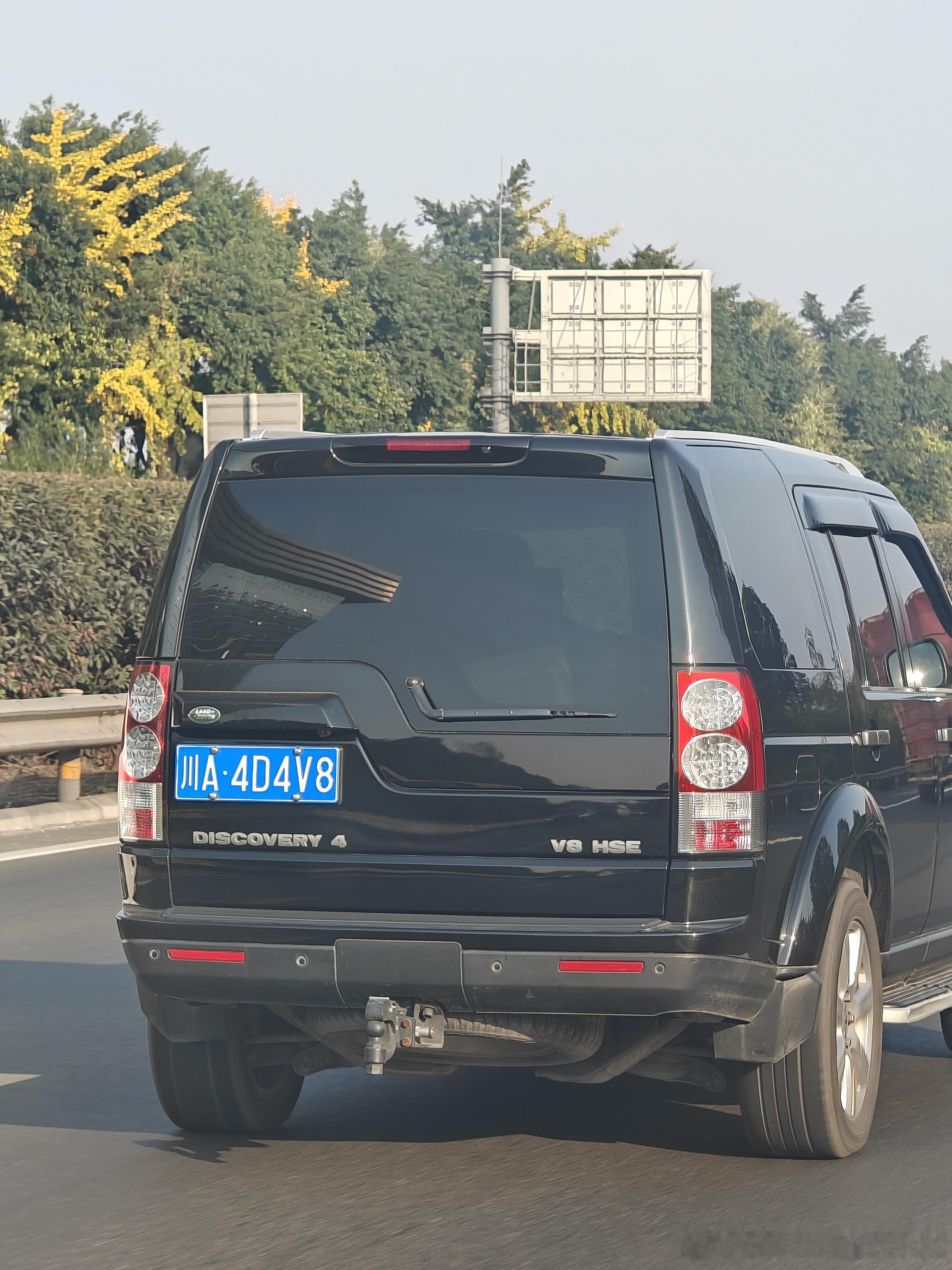 这大概率是个大哥。