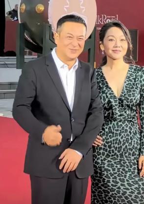 闫妮在新剧发布会现场，当着所有人的面，笑着对张嘉益说了一句，你把西安认识