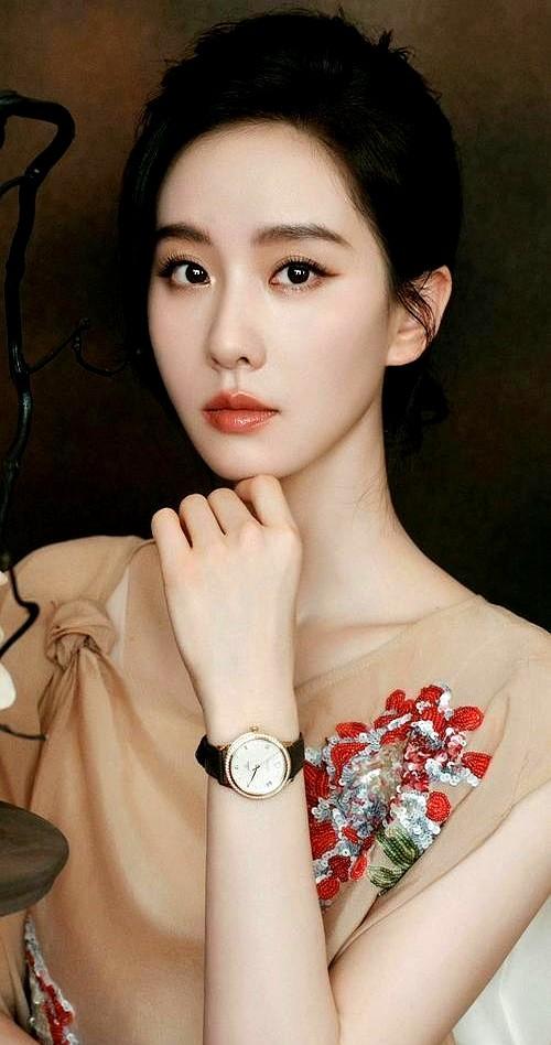 刘诗诗，这顶流女星的地位真不是盖的！她那古典气质和漂亮脸蛋，圈里少有。出道快