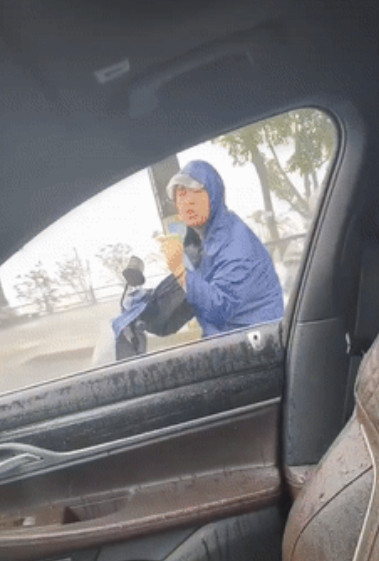 太感人了”江西九江一母亲送小儿子高考，发现大儿子一直在后面跟着，不料大儿子一番话