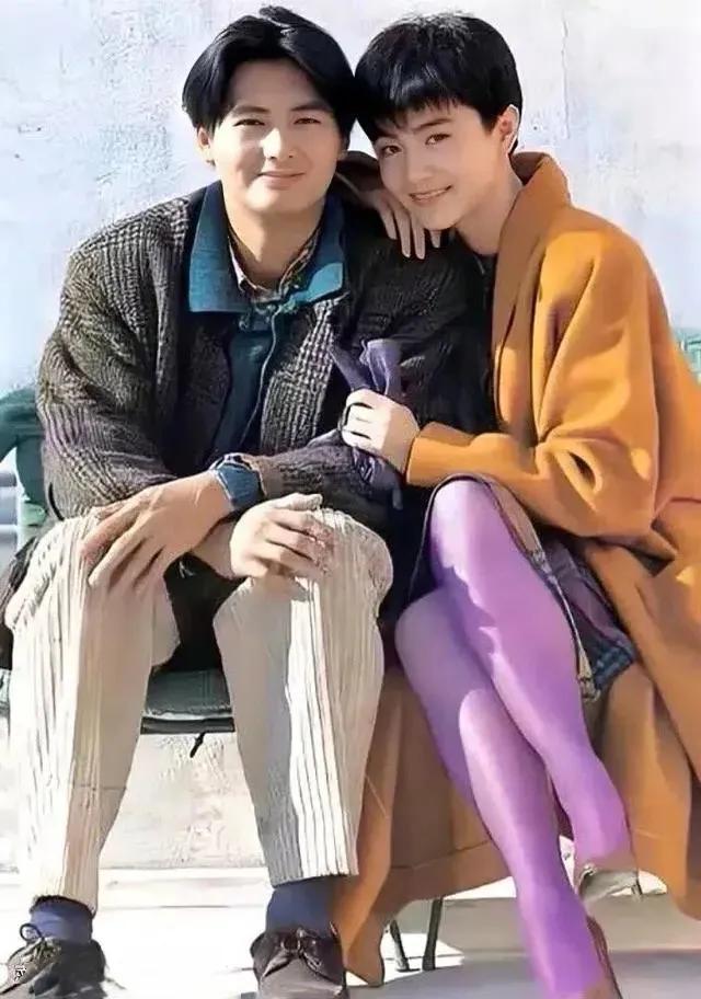 周润发、林青霞的合影照。周润发阳光帅气，林青霞漂亮优雅。如果我没有猜错的