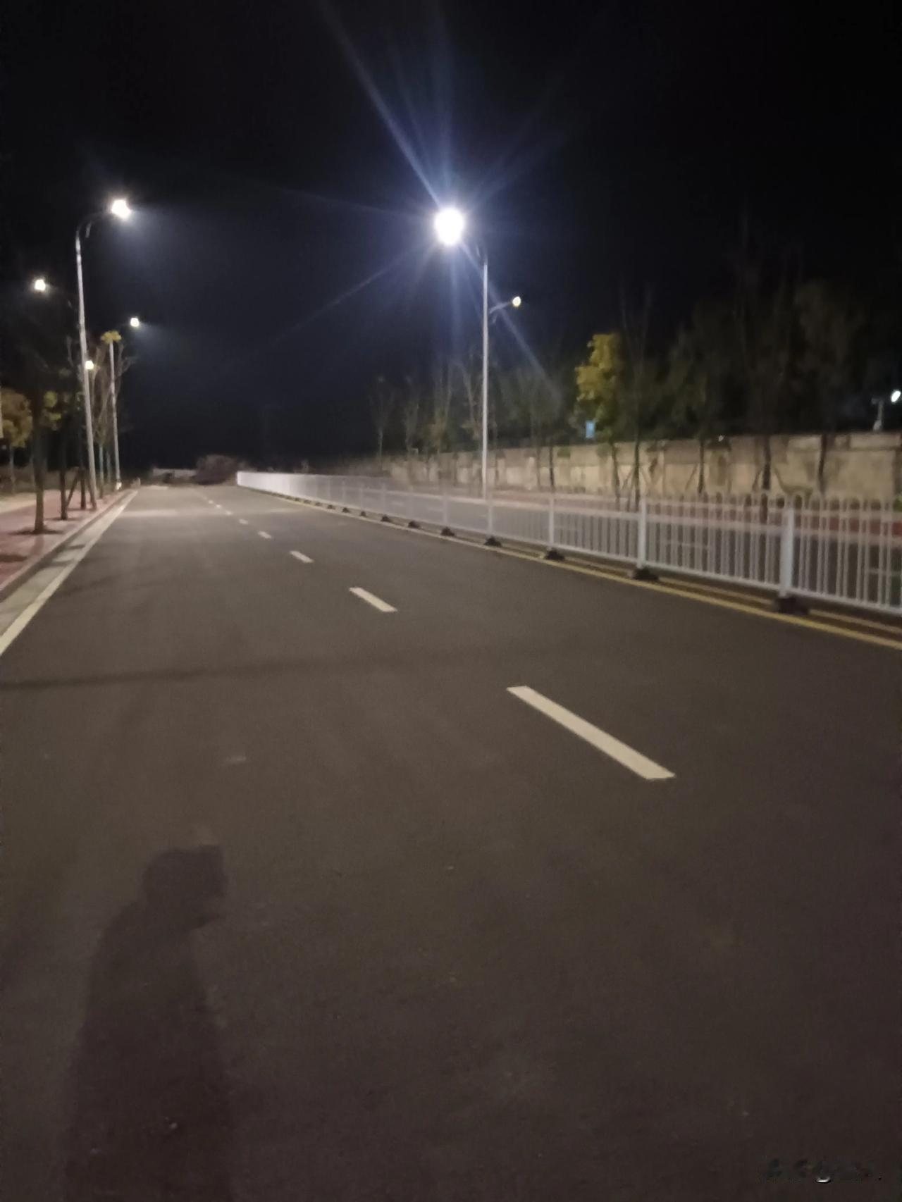 醉夜行绿茵憾/酒液烧着喉咙，漫过心头，昨夜的两场决赛，永州的蓝U23的红/