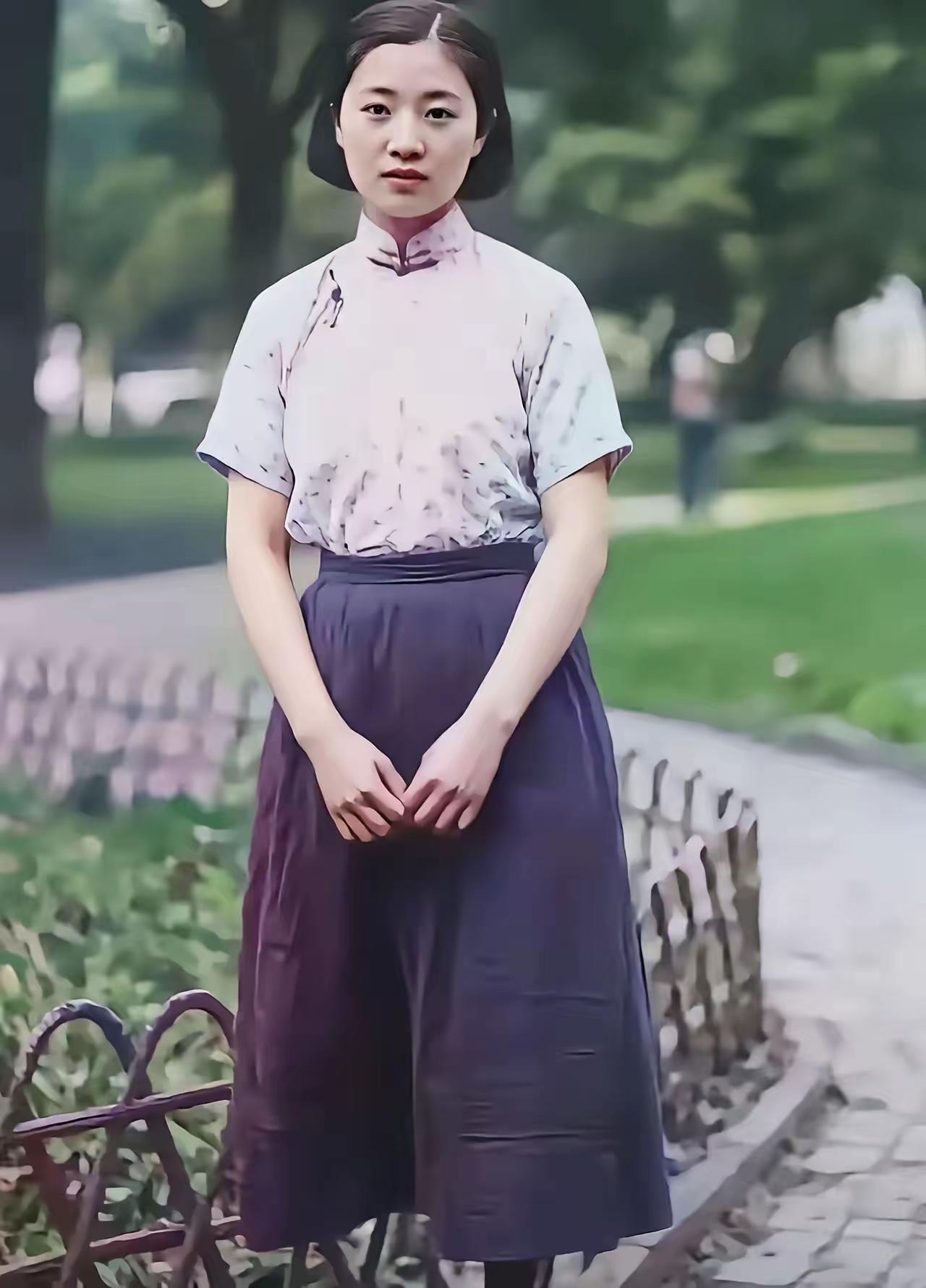 杜致礼，杜聿明将军的女儿，这是她年轻时的照片，长得相当的漂亮，她是杨振宁的第一任