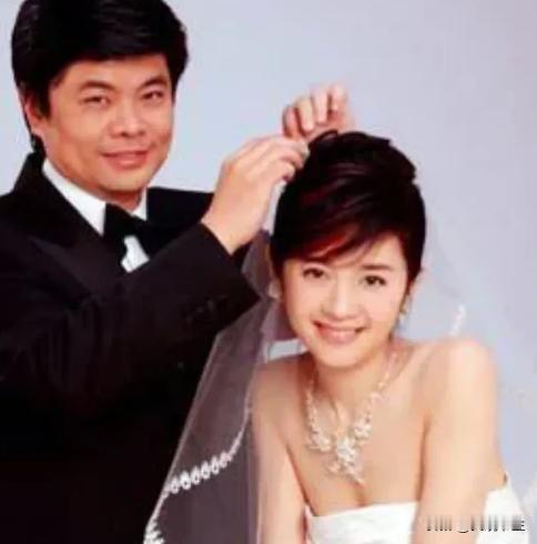 2004年，亿万富翁丁健给妻子一个亿，并要求离婚，而妻子抱着幼小的孩子，眼含泪水