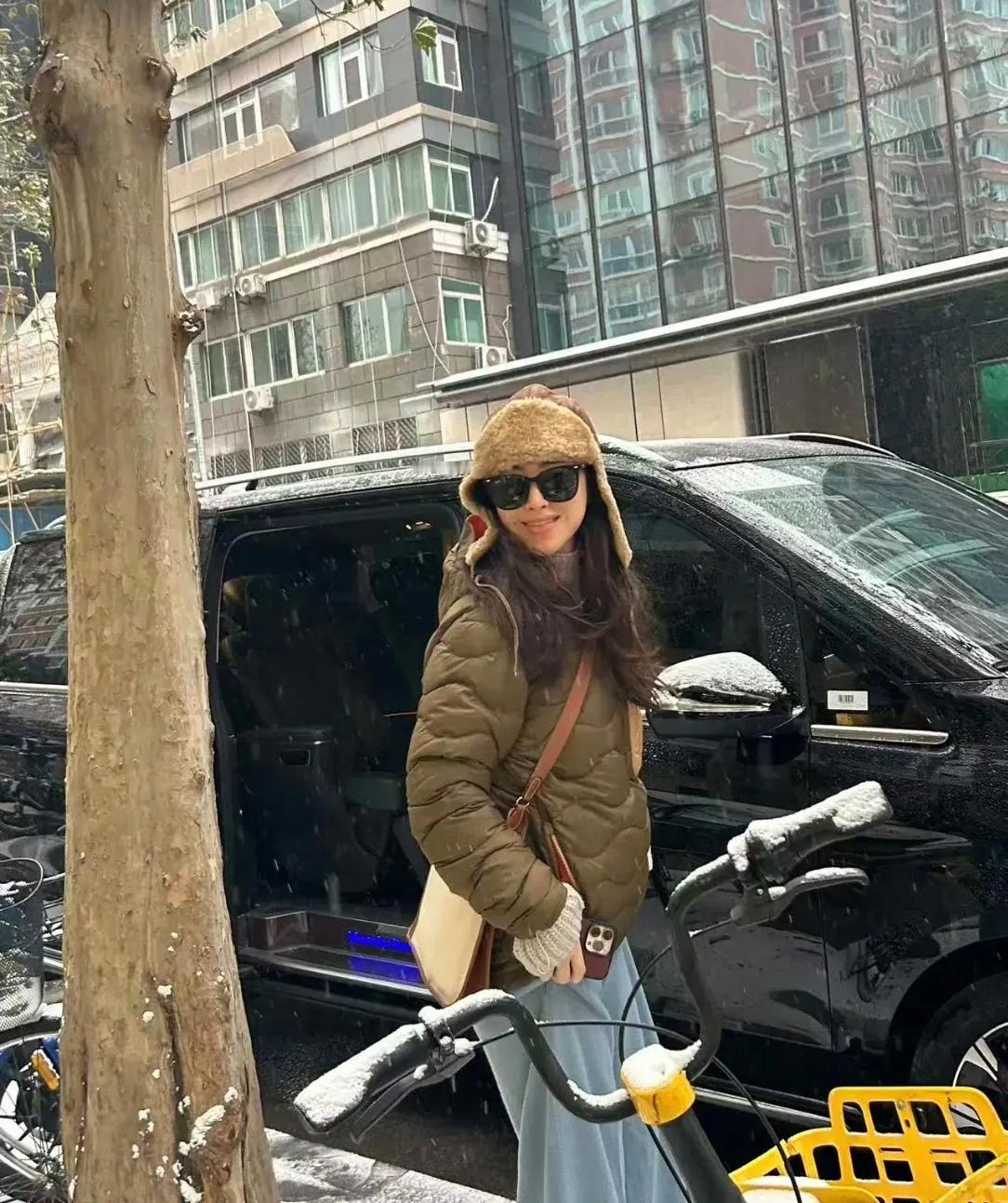 朱珠北京赏雪好有生活感！41岁状态太绝了北京下雪的街头，偶遇41岁朱珠！她