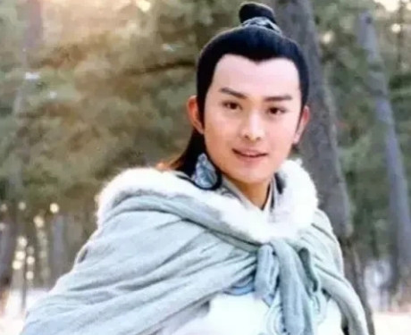 一次，琼瑶找到黄海冰，说：“海冰弟啊，看你长的挺帅，给你一个机会，出演《情深深雨