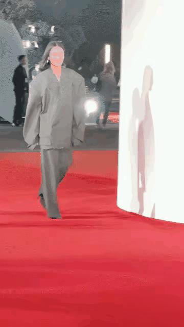 现在的女艺人穿衣服好像把四不像却当成一种新时尚似乎越离谱越有看点把西装穿