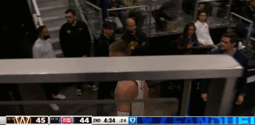 好家伙！这波神简直比浓眉还脆！在今天NBA常规赛勇士对阵活塞的第二节比赛中，波