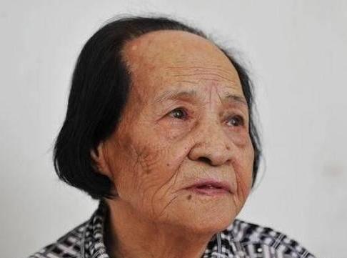 1944年，日军将一个光着身子的少女扔到了河边，临走时还踢了几脚。突然，一条狼狗