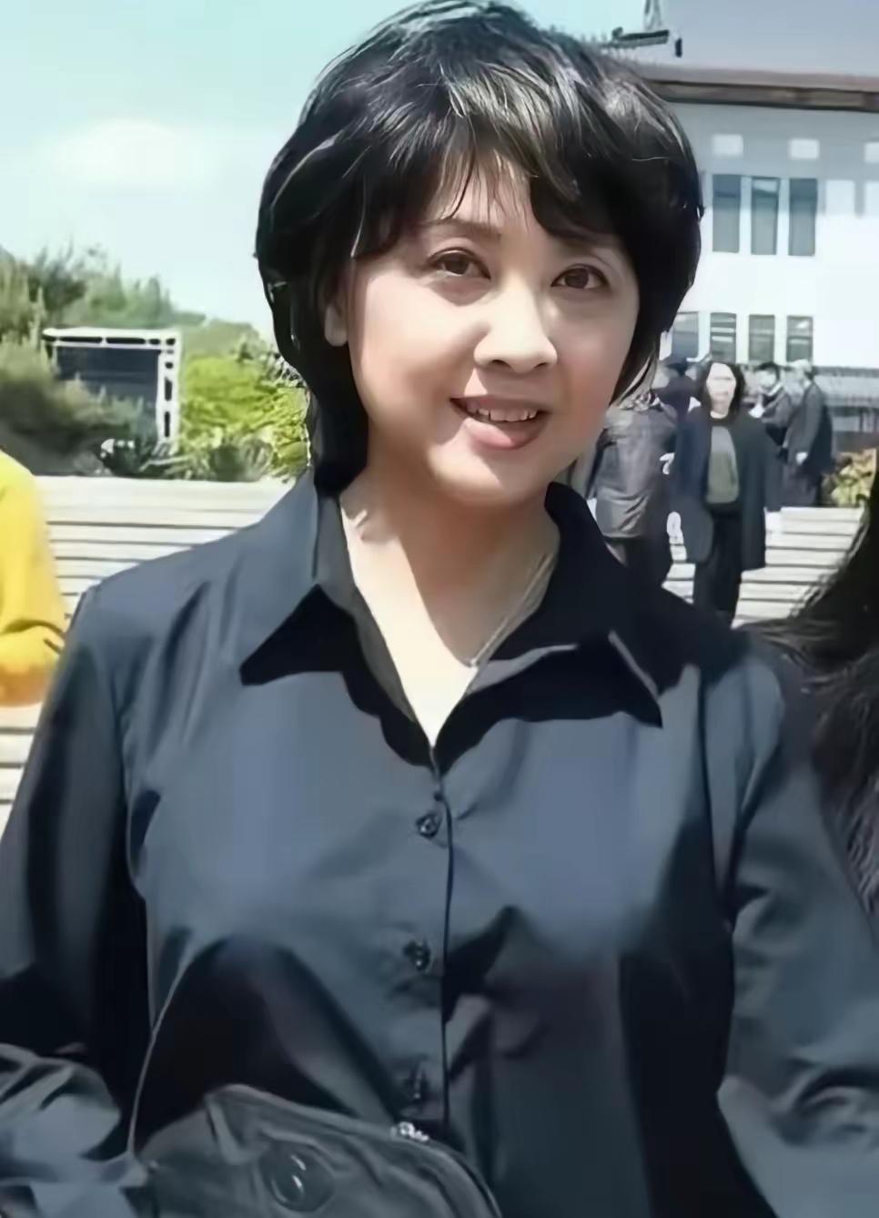 她至今没有生孩子，年轻时候花容月貌丰腴白皙，不知成为多少人的梦中情人，如今她已然