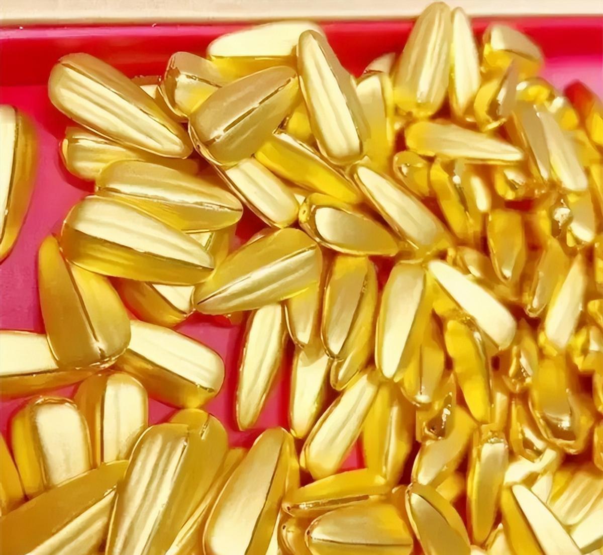 1969年，江苏溧阳，一男子正在田埂上刨草皮，突然，他看到泥土里有个小东西，竟然