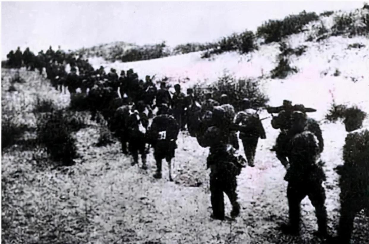 【1950年新疆边境，8名被遗忘的国军苦守四年，见到解放军后崩溃大哭】1950