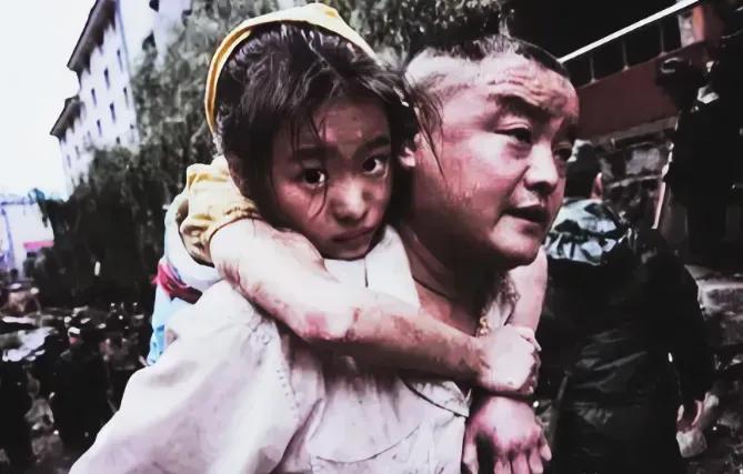 2008年，汶川地震，11岁的李佳芹被埋在废墟十几个小时。就在她绝望时，突然听到