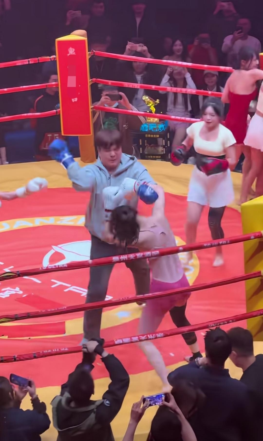 泉州某酒吧，把舞池改成拳击台，这创意简直太有才了！看了一会，没笑死，灰衣小哥