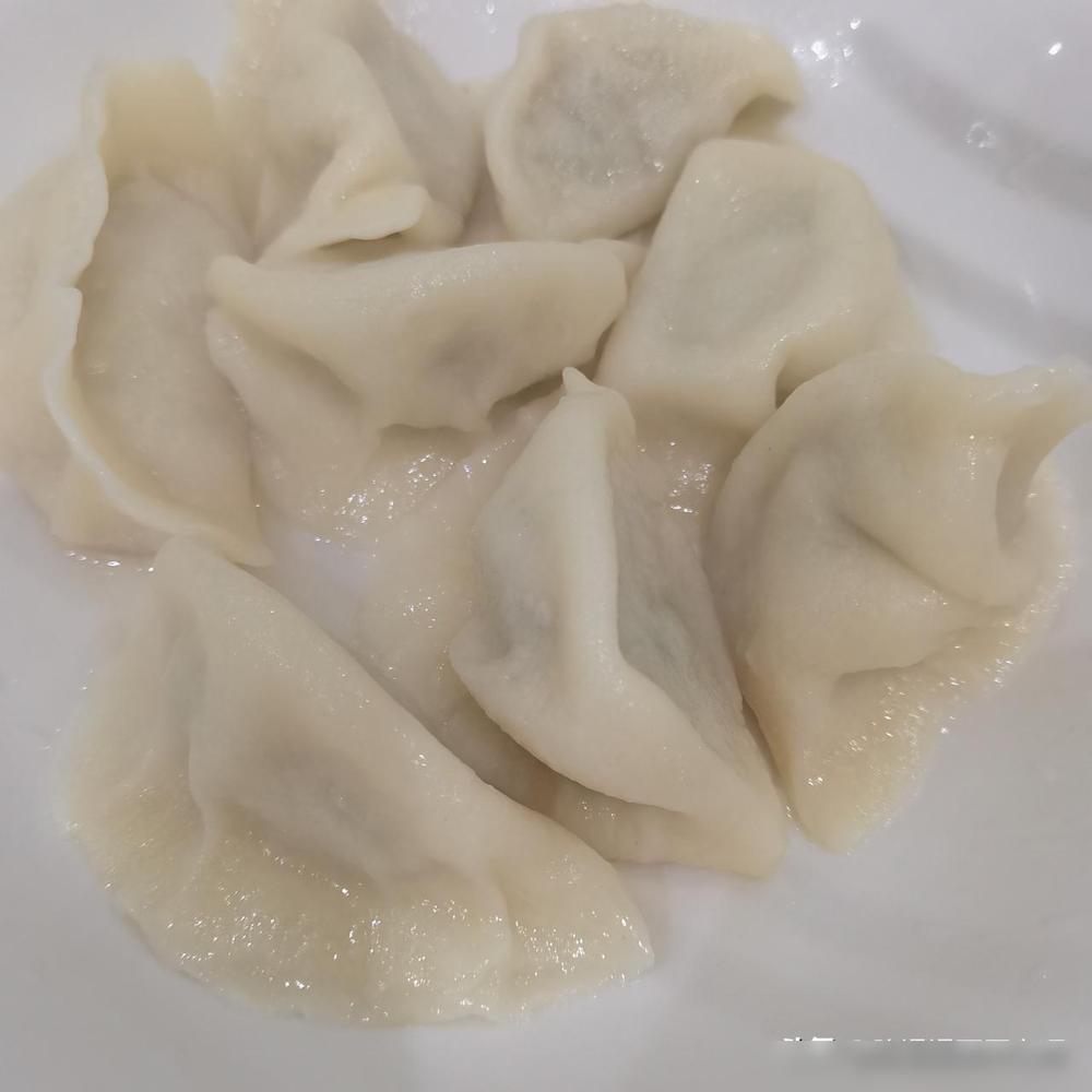 婆婆问我吃水饺吧，捏个饺子吃吃。我说：不吃。婆婆立马声音大了：恁怎么就不爱吃饺子