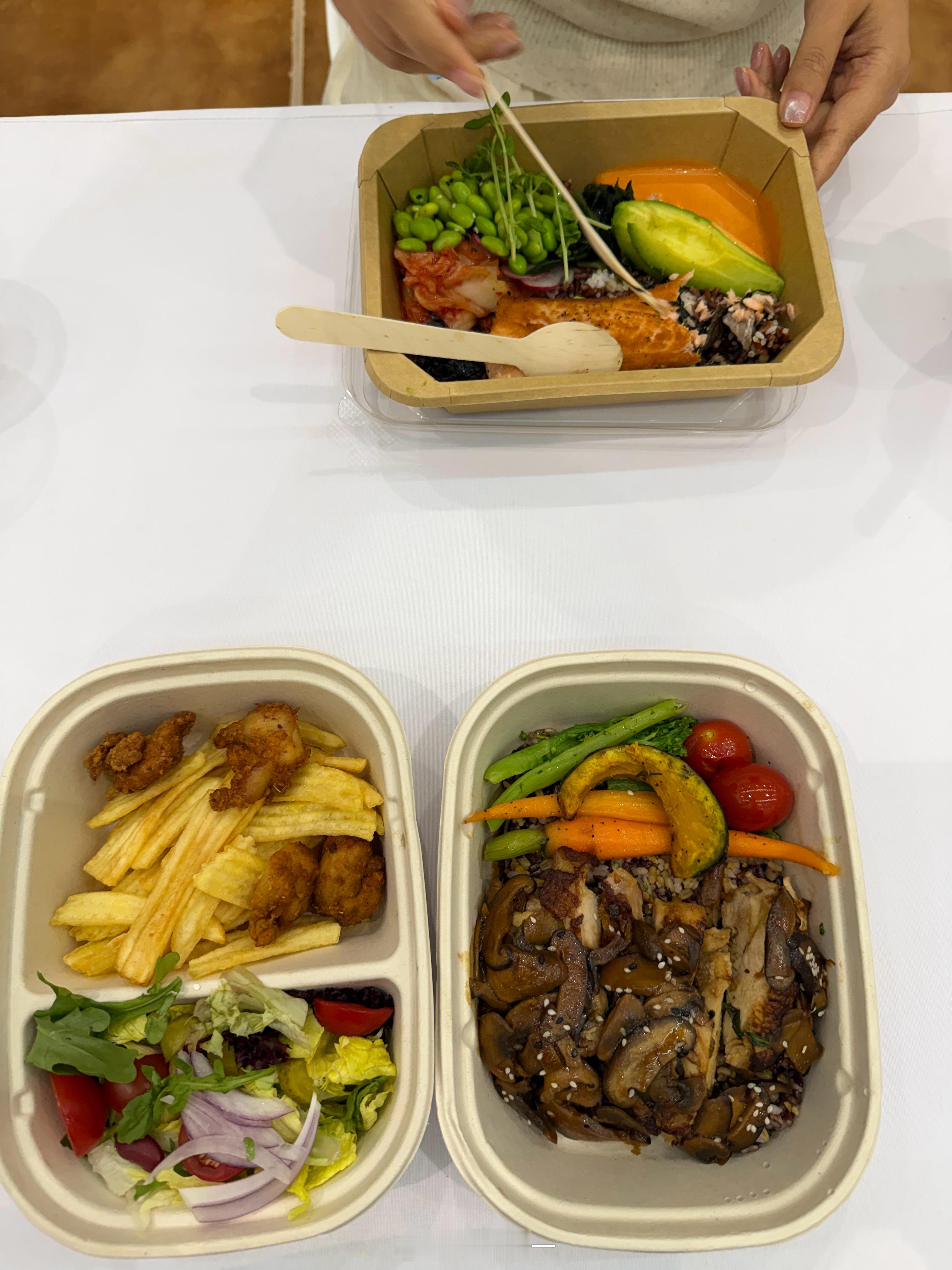 我跟EVA的午餐对比，我本来想吃三盒饭来，一看她拿那么点，不好意思拿了