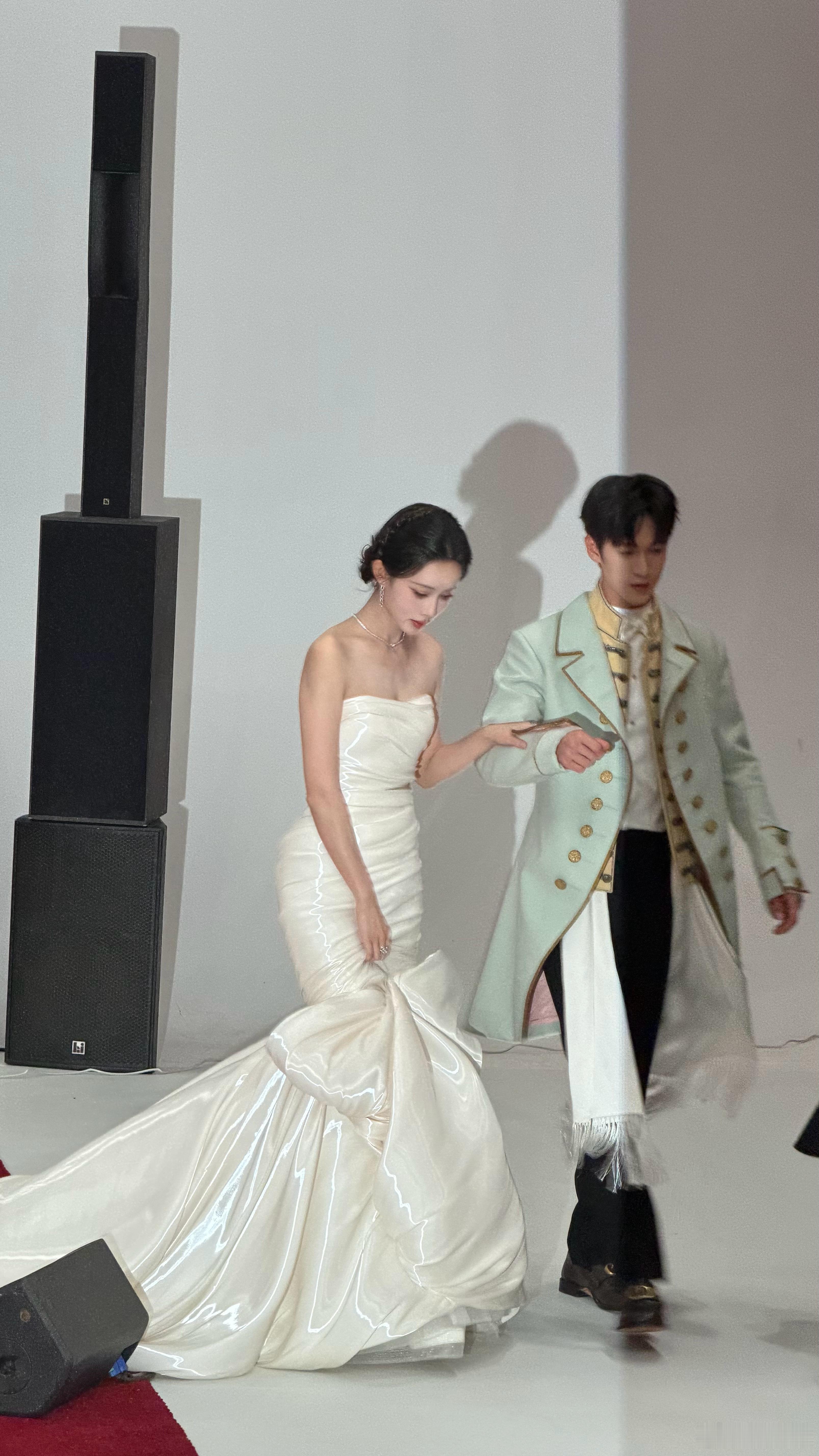 李昀锐孟子义你俩聊啥呢俩人凑一块儿也太有画面感了，头挨着头聊得超投入，连镜头