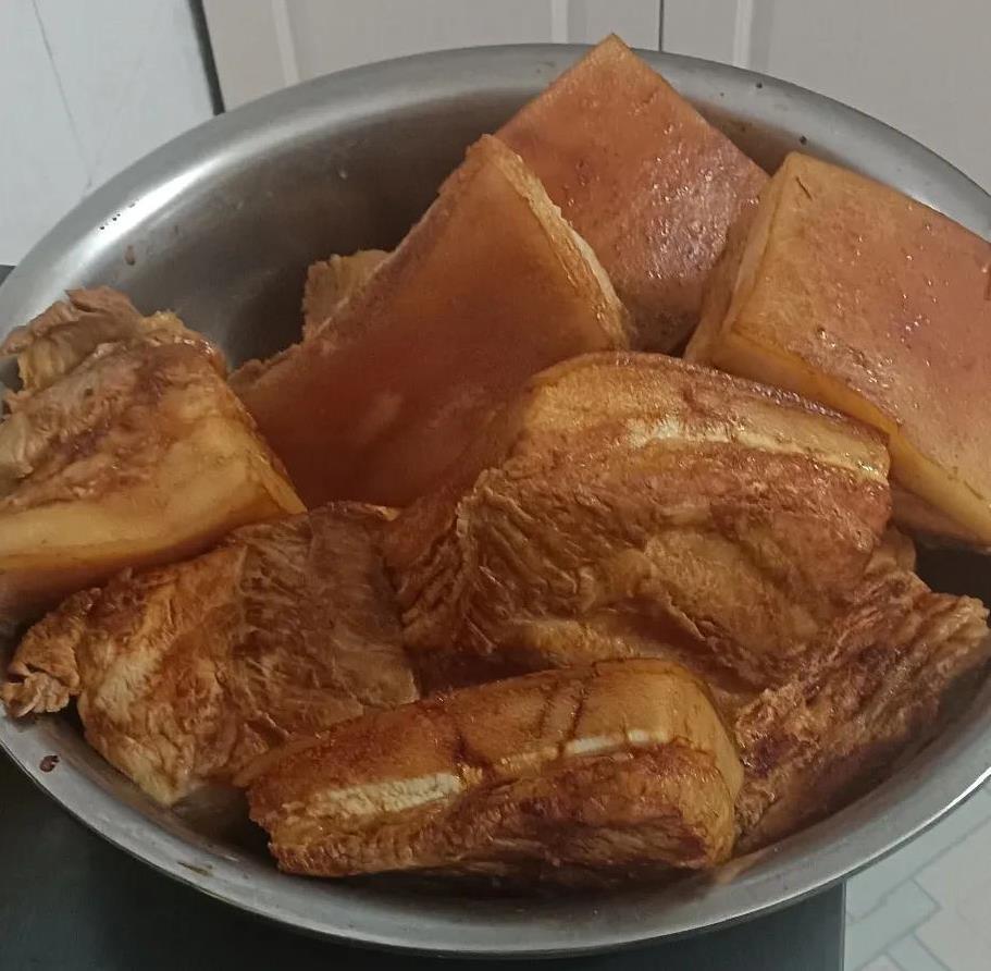 这样吃肉解馋！今天老公买了二百一十块钱的五花肉，说是为了大口吃肉，准备做芥菜肉