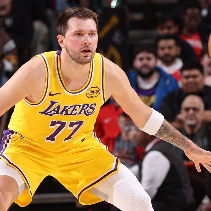 雅虎体育记者KellyIko列举数据反映东契奇在防守端的贡献：本赛季至今的10