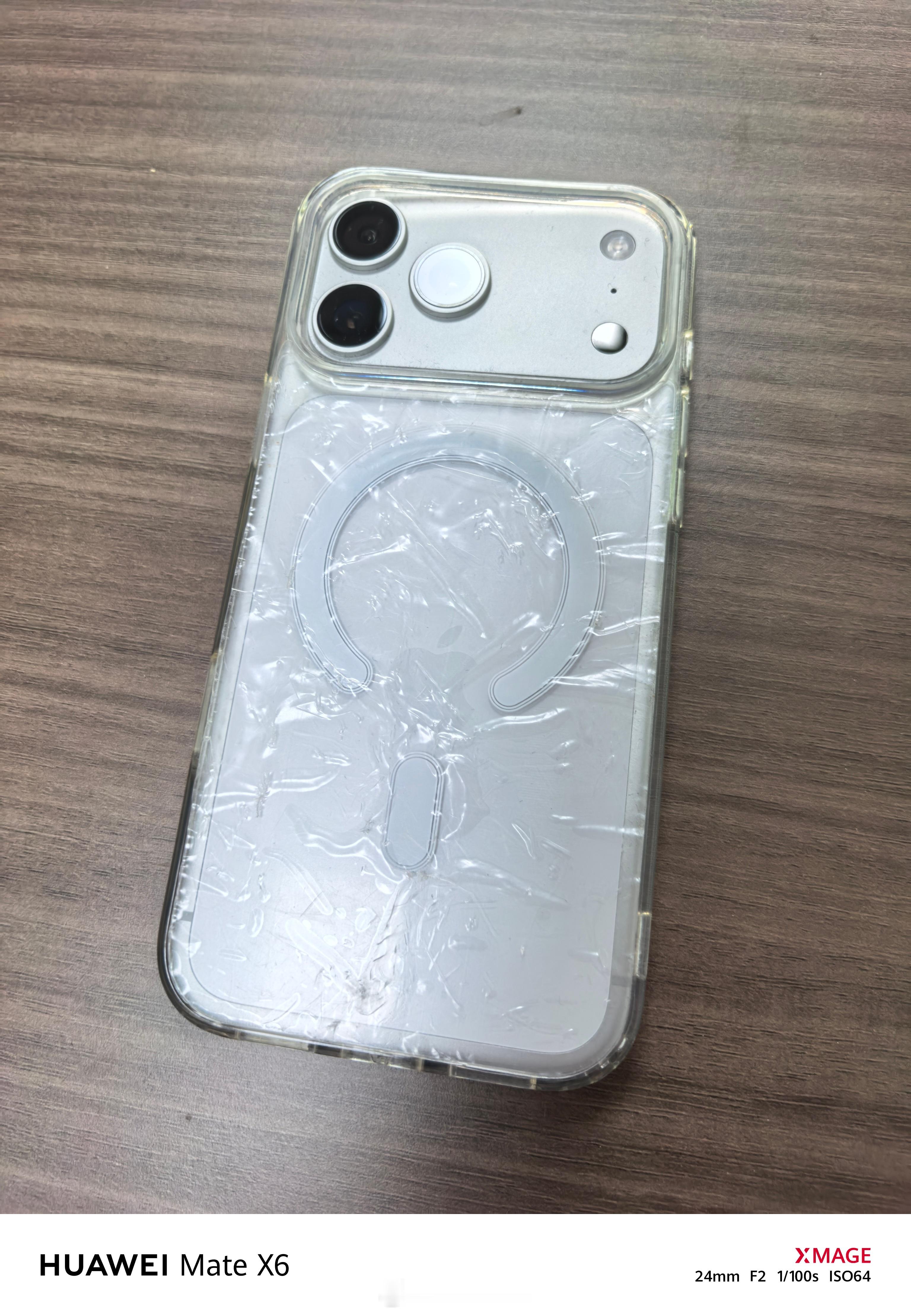 这手机壳，用了两天就起胶了，用了七天我才发现是我没撕膜[捂脸哭]年纪越大脑子越不好