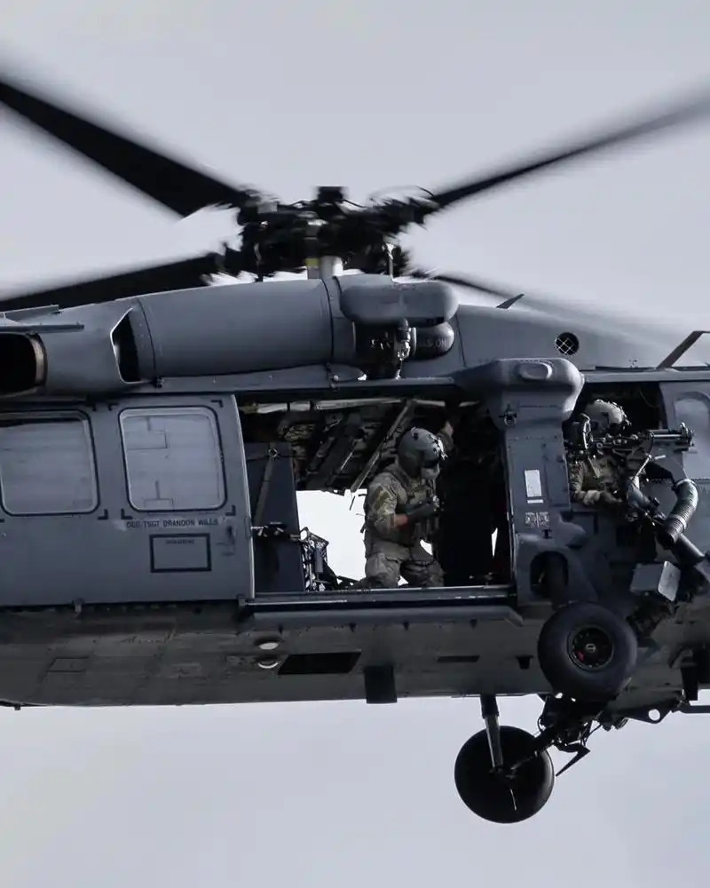 #美军两架黑鹰直升机被击中#【《黑鹰坠落2》？美军两架搜救直升机被击中】据美国官