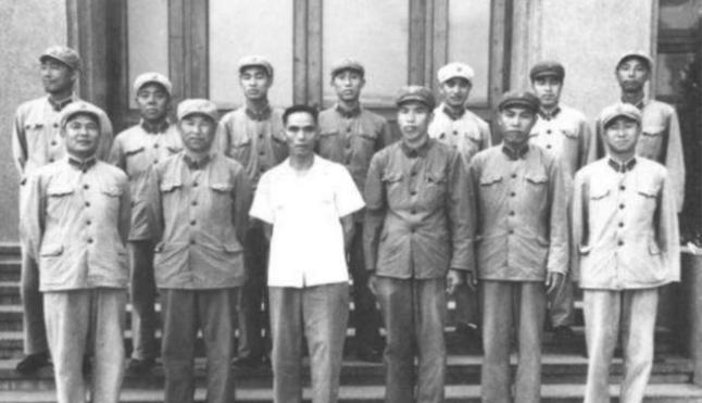 1967年的一天，成都军区副政委刘结挺刚到办公室，成都军区司令梁兴初中将就气冲冲